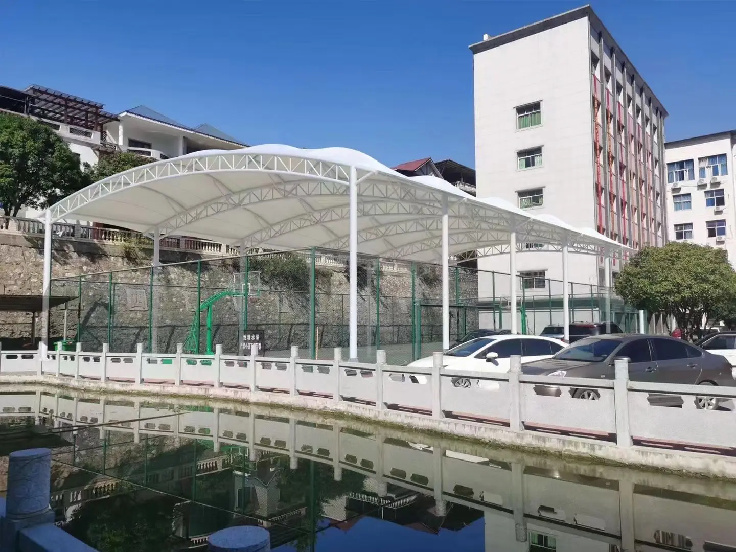 贵州台江园区停车棚总在漏水生锈？源头膜结构厂家：按本地气候选材，避开三大坑