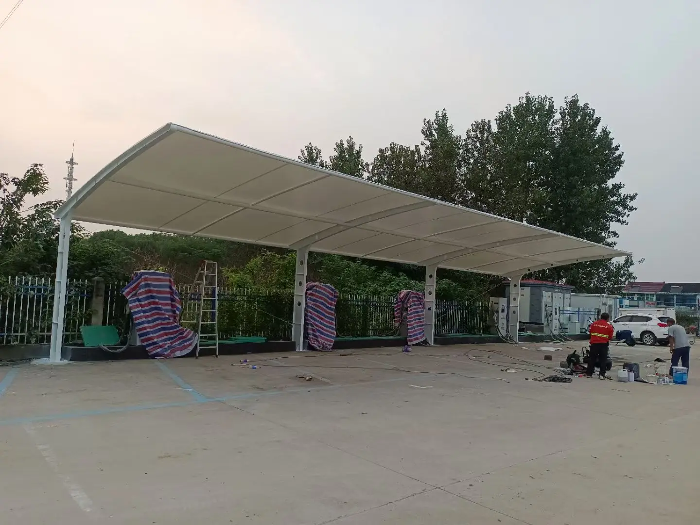 贵州台江膜结构工程科普:山地多雨强紫外线环境,停车棚选材别只看低价